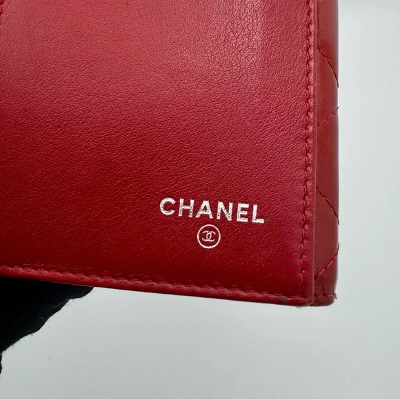 Chanel Red Quilted Wallet with Iconic CC Logo - Picture 5 of 13